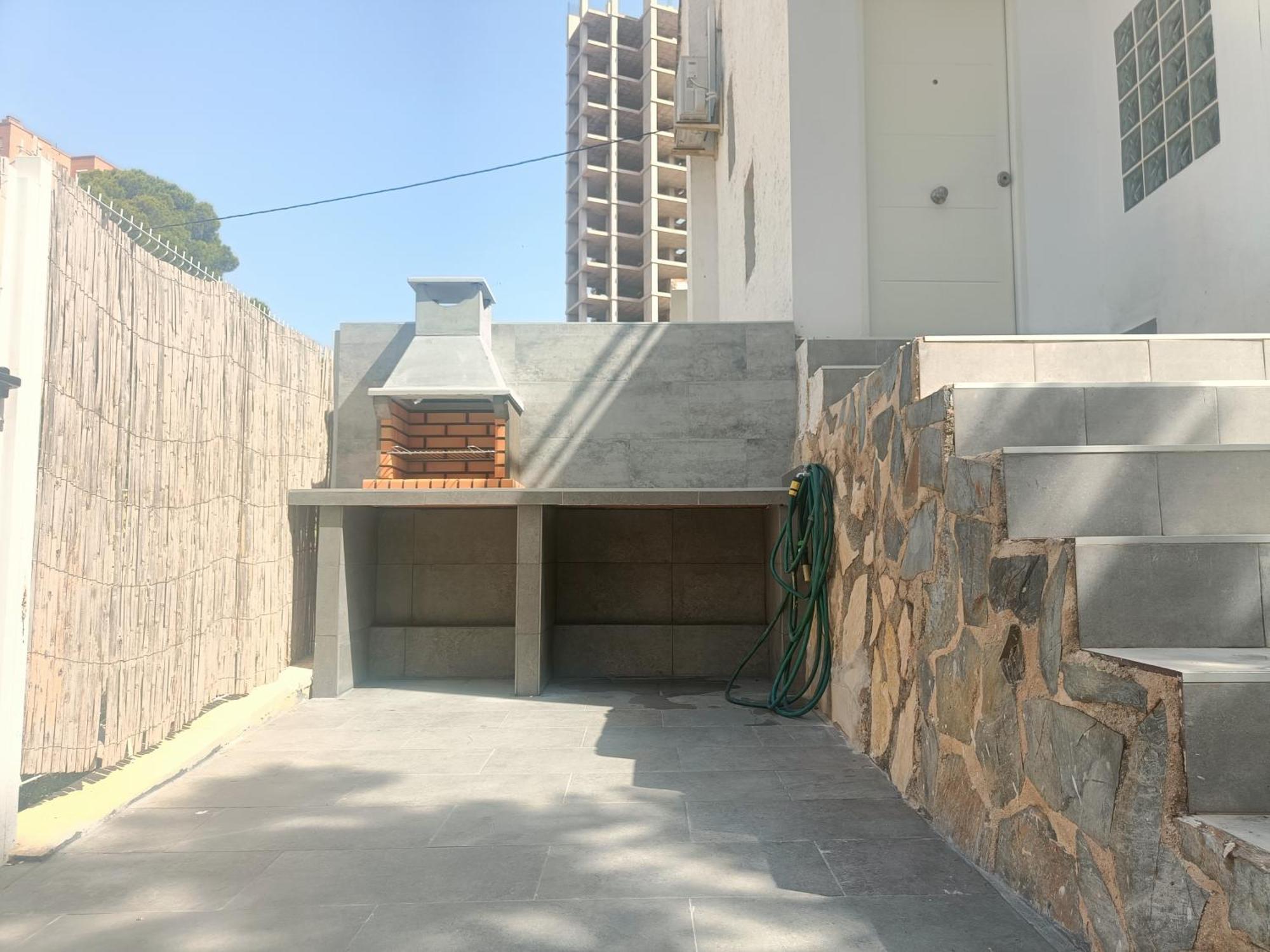 Casa Mya Con Terreno Privado Y Parking Compartido - A 800m De Playa Poniente Ferienhaus